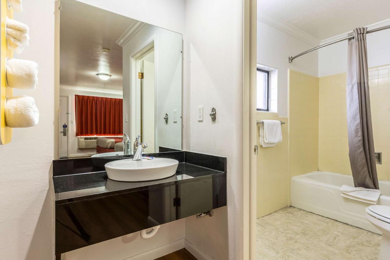 Hotel 6 Tremonton, Utah 3*